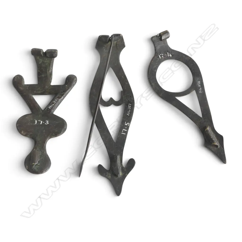 3 ROMAN? BRONZE BELT CLIPS W.125mm Image 1++