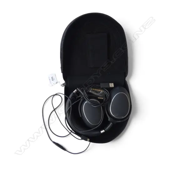 SENNHEISER PXC 480 NOISE CANCELLING HEADPHONES SOME WEAR TO CASE
