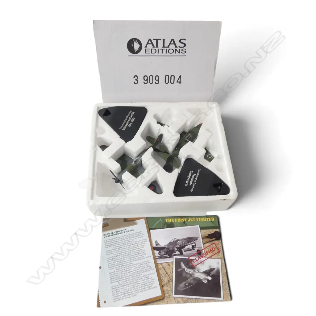 2 DIE-CAST MODEL WWII PLANES Messerschmitt Me 262 & Hawker Tempest V w. booklet Image 1++