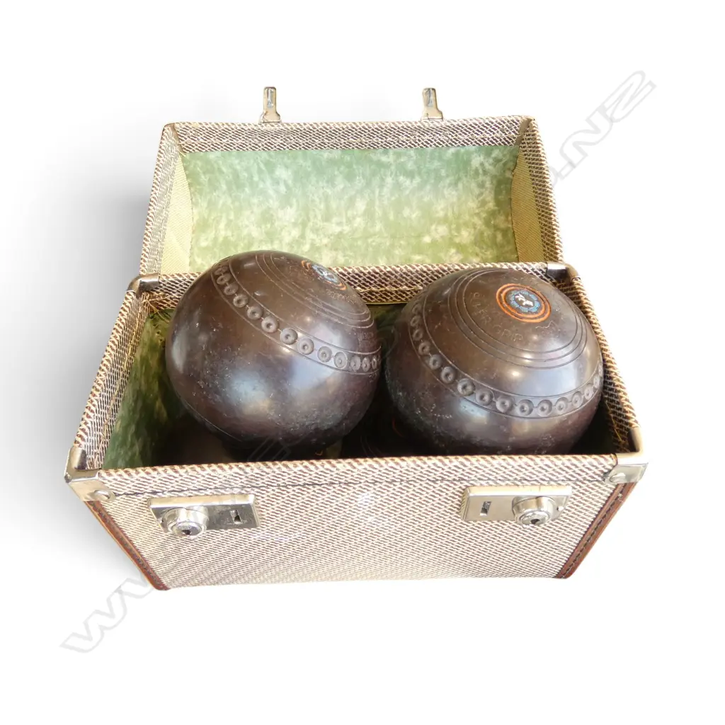4 HENSELITE LAWN BOWLS, CASED Image 1++