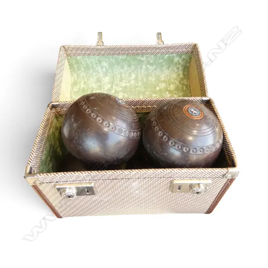 4 HENSELITE LAWN BOWLS, CASED