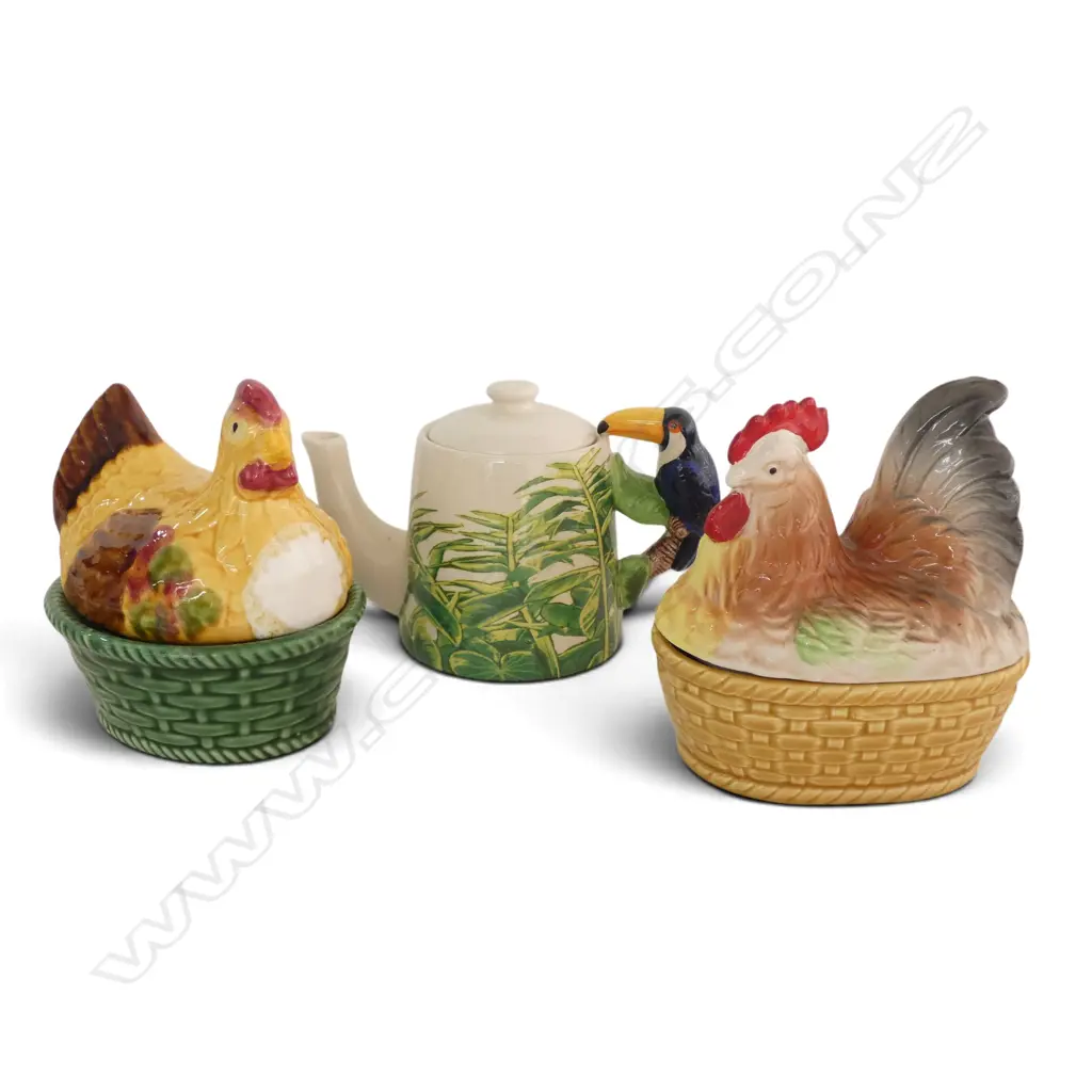 3 CERAMIC ITEMS: 2 lidded chicken baskets + toucan teapot Image 1++