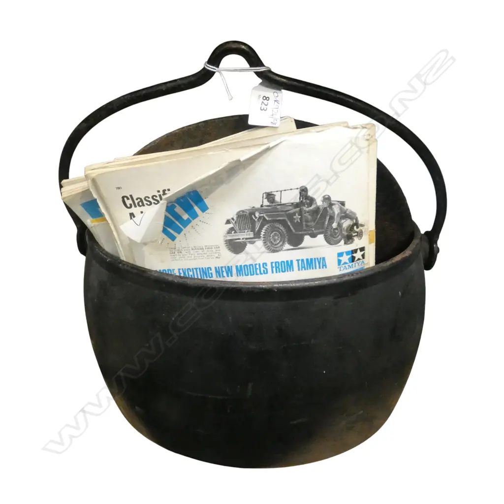 4 GALLON CAST IRON POT w. SWING HANDLE + 1970s MILITARY MODELLING MAGAZINES Image 1++