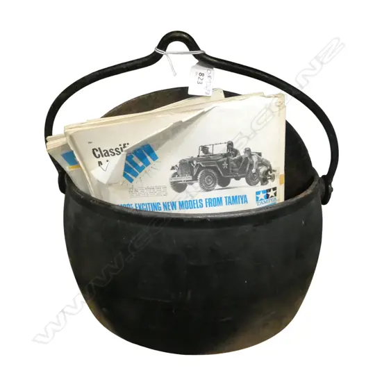 4 GALLON CAST IRON POT w. SWING HANDLE + 1970s MILITARY MODELLING MAGAZINES