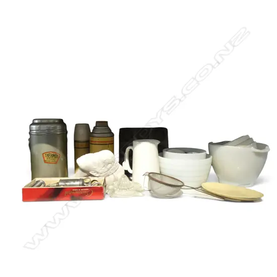 ASST. KITCHENWARE INCL. MIXING BOWLS ETC