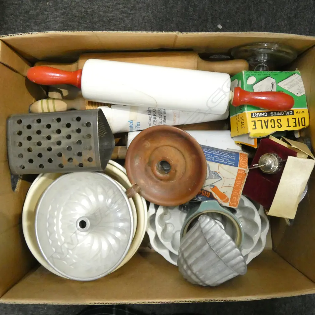 VINTAGE KITCHENWARE INCL. 4 BEEHIVE MIXING BOWLS (HAIRLINES), JELLY MOULDS, ROLLING PINS ETC Image 1++