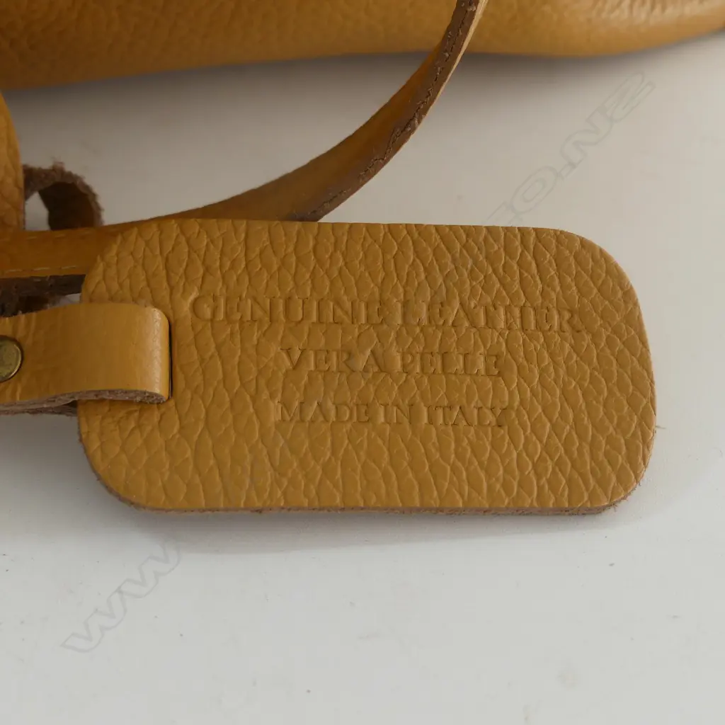 VINTAGE COACH RUSTY BROWN & BLACK PEBBLED LEATHER HAND BAG & ITALIAN GENUINE LEATHER HAND BAG, TALLST 300 X 300MM Image 1++