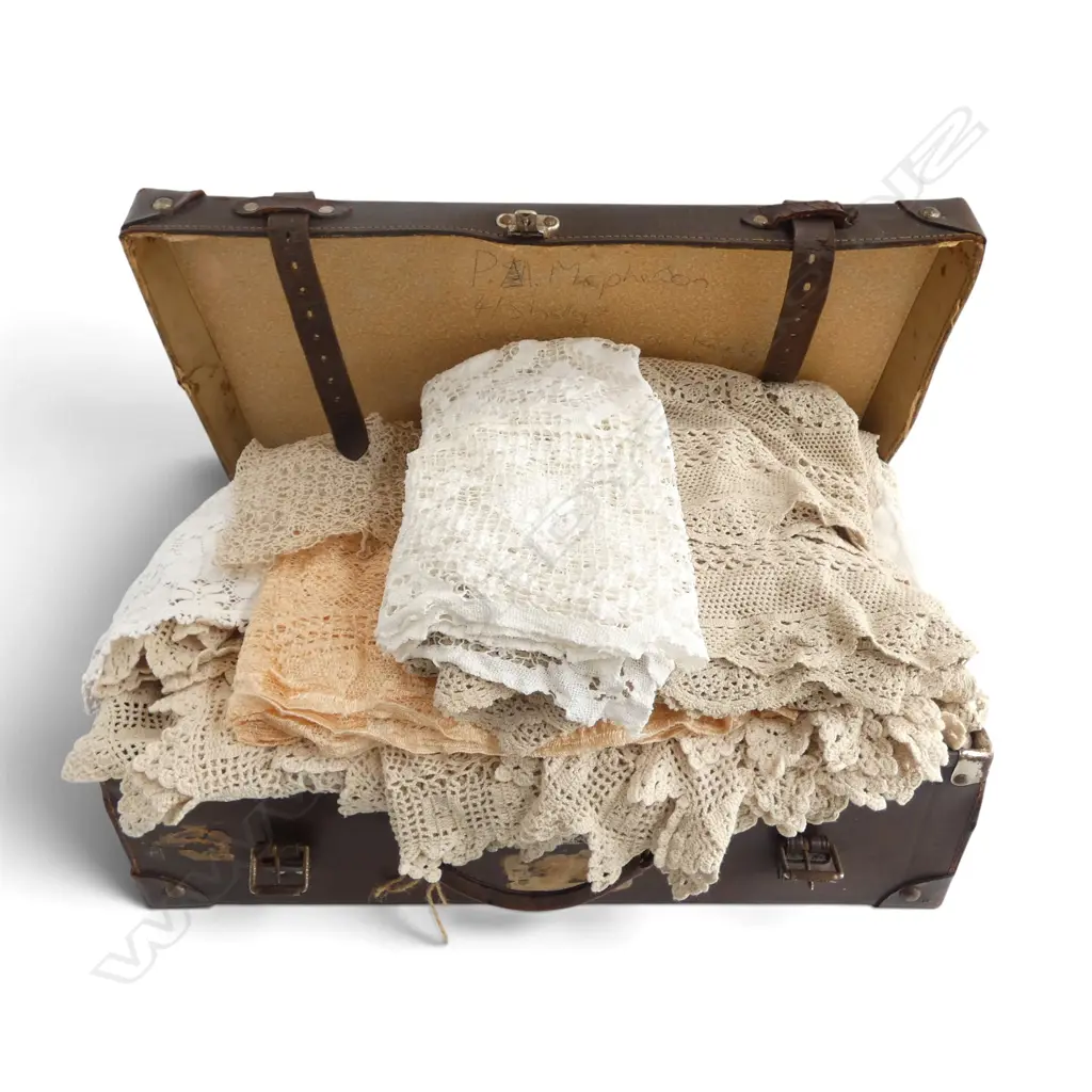SUITCASE w. ASST. LINENS Image 1++