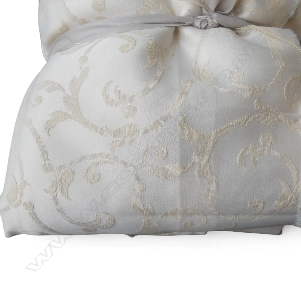 4 PCES OF IVORY DAMASK POLY/COTTON 11.9M TOTAL Image 1++