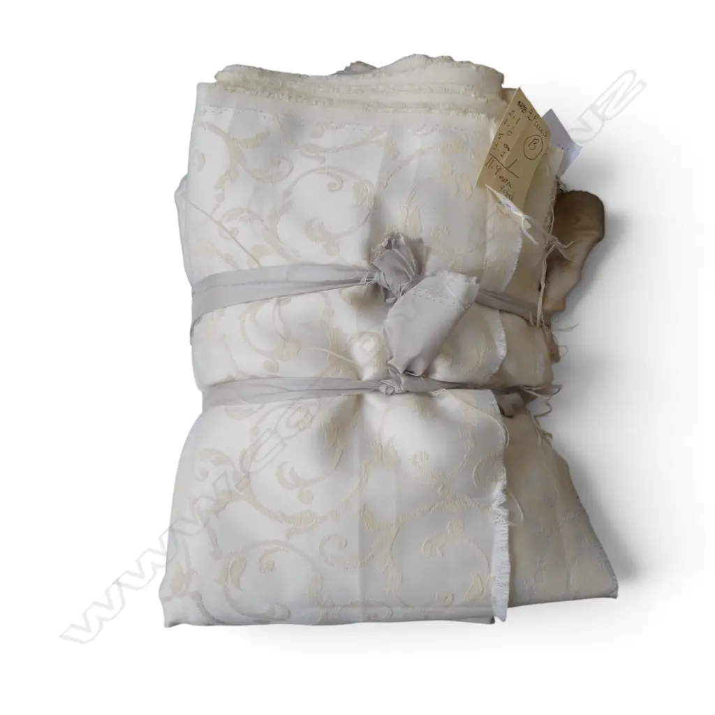 4 PCES OF IVORY DAMASK POLY/COTTON 11.9M TOTAL Image 1++