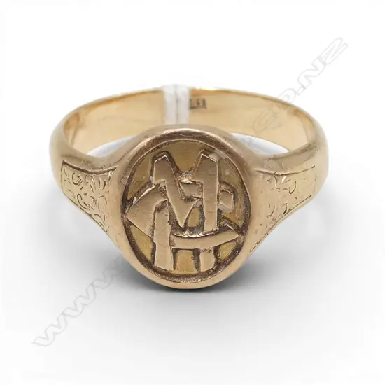 18ct YELLOW GOLD SIGNET RING 'MC' or 'CM'. 7.38gms SIZE V