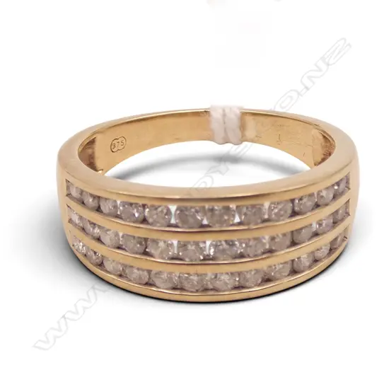 9CT Y/GOLD AND THREE CHANNEL SET DIAMOND RING 3.99gms SIZE T