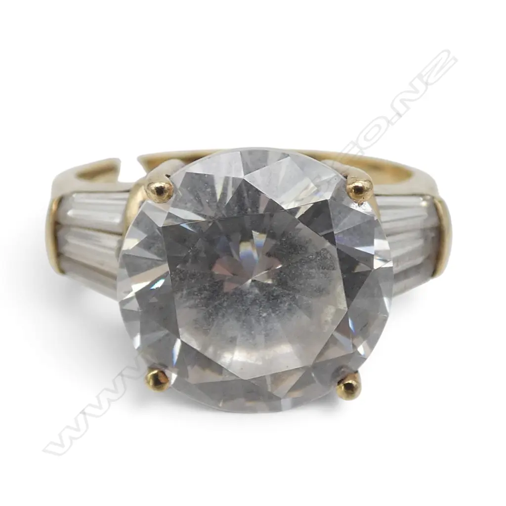 9ct Y/GOLD & LGE FAUX DIAMOND RING 6.2gms SIZE N Image 1++