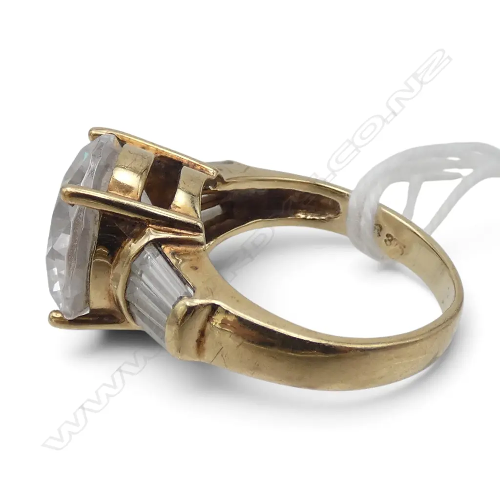 9ct Y/GOLD & LGE FAUX DIAMOND RING 6.2gms SIZE N Image 1++