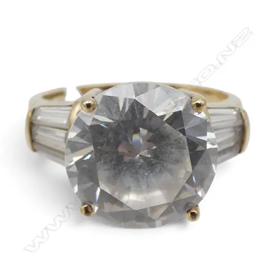 9ct Y/GOLD & LGE FAUX DIAMOND RING 6.2gms SIZE N