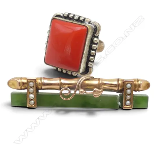 9ct GREENSTONE BAR BROOCH W.45mm 4.3gms AF + COSTUME RING SIZE P/Q?