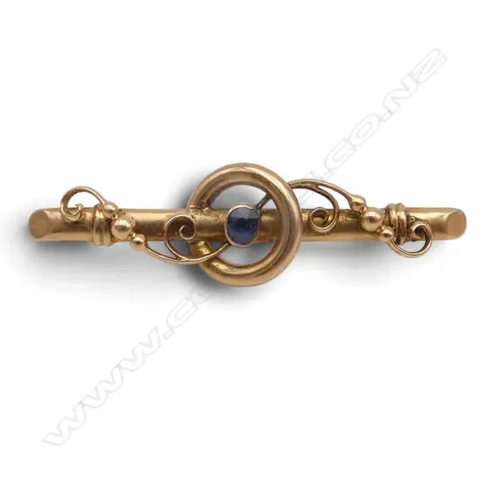15CT BAR BROOCH w. BLUE STONE, W.40mm 2.5gms