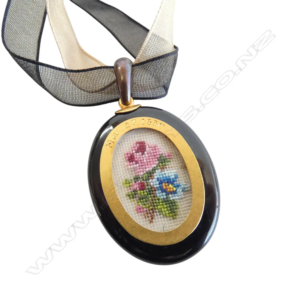 VICTORIAN PENDANT w. NEEDLEWORK ROSE 50x30mm gold mounted on black enamel Image 1++