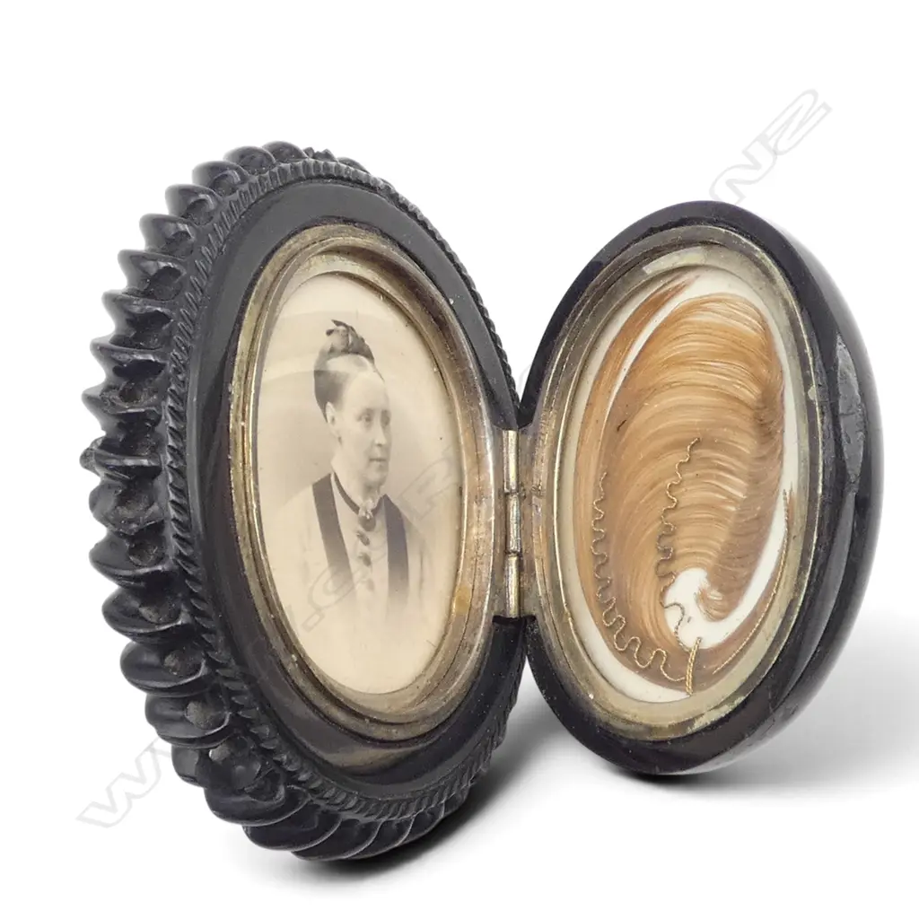 ANTIQUE JET MOUNRING BROOCH w. photograph & monogram H.50mm Image 1++