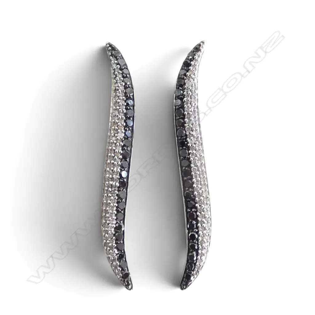PR 10CT BLACK & WHITE DIAMOND EARRINGS, 3.2gms Image 1++