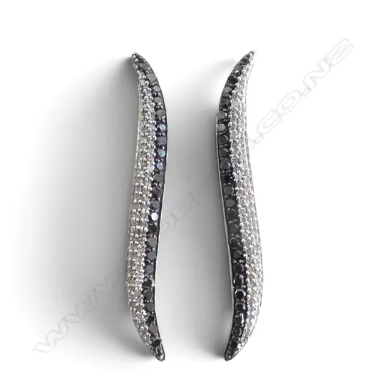 PR 10CT BLACK & WHITE DIAMOND EARRINGS, 3.2gms