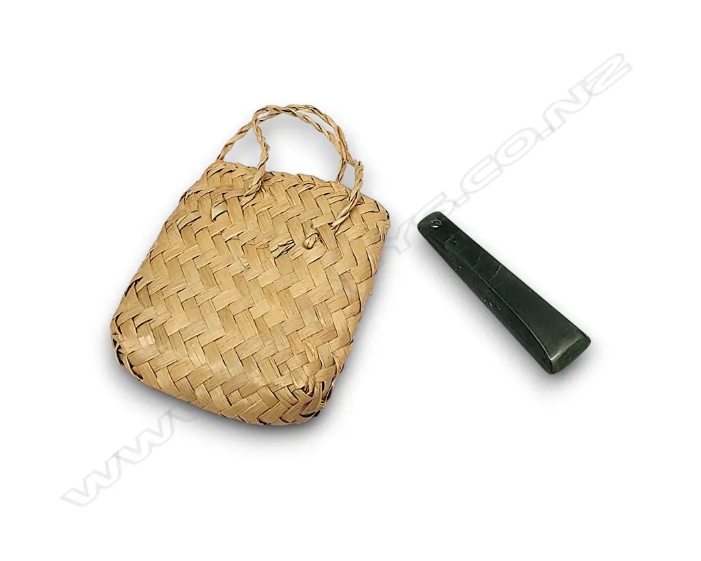 POUNAMU PENDANT IN A WOVEN KETE BAG Image 1++