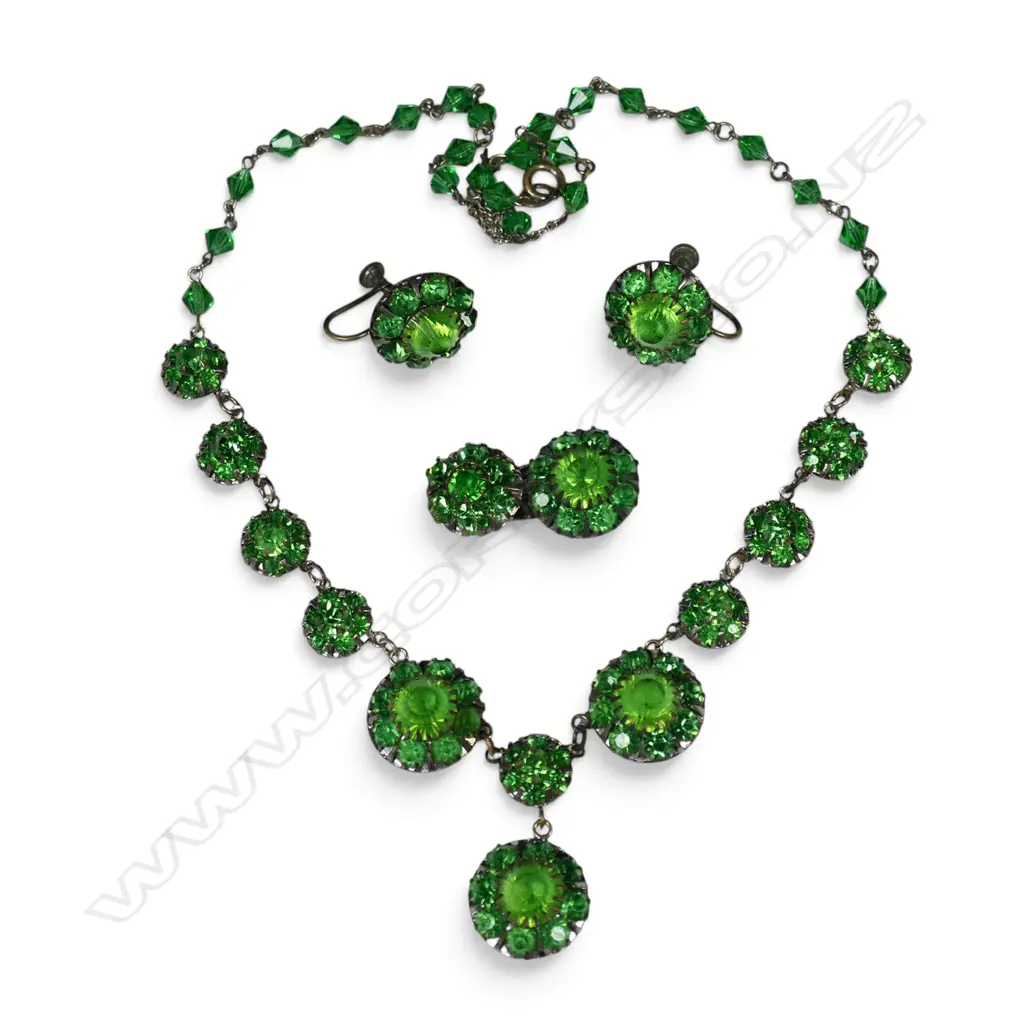 1930s CZECHOSLOVAKIAN GREEN GLASS NECKLACE SET W CLIP-ON EARRINGS & CLIP Image 1++