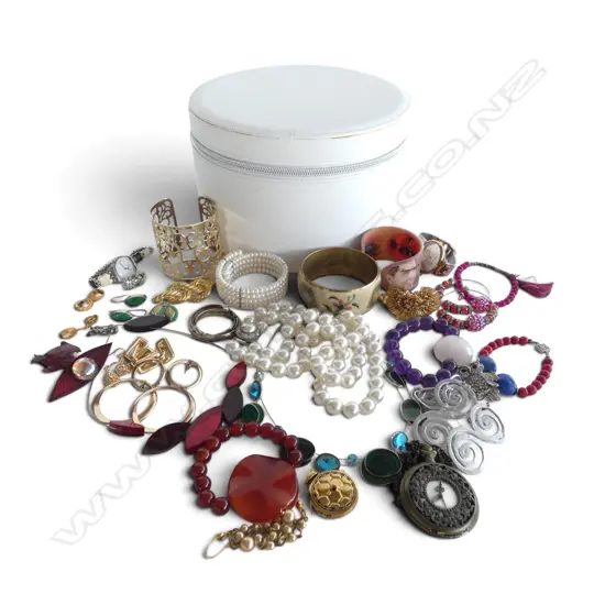 ASST. COSTUME JEWELLERY w. JEWELLERY CASE