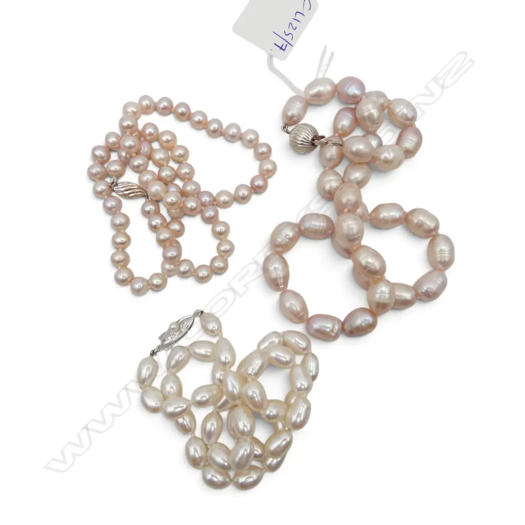3 PEARL NECKLACES Image 1++
