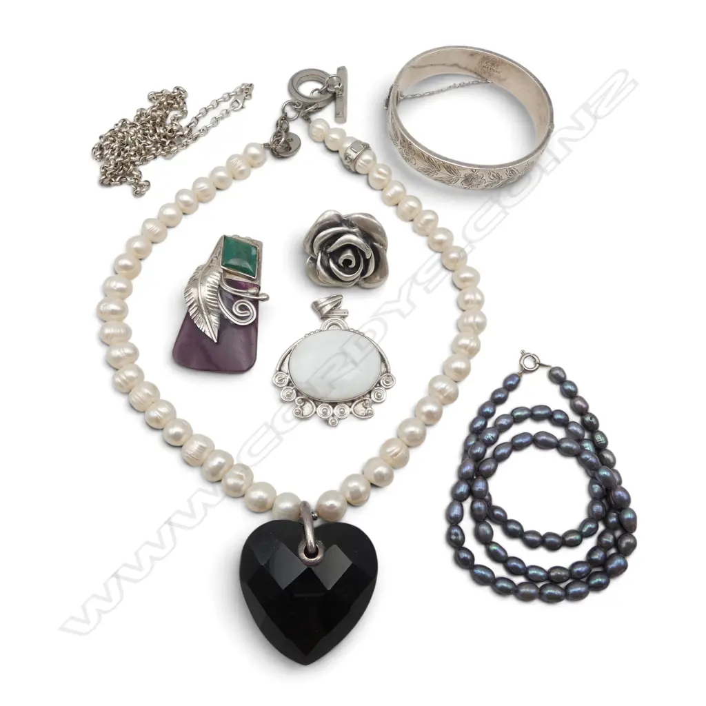 5 PCES 925 SILVER JEWELLERY + 2 PEARL NECKLACES Image 1++
