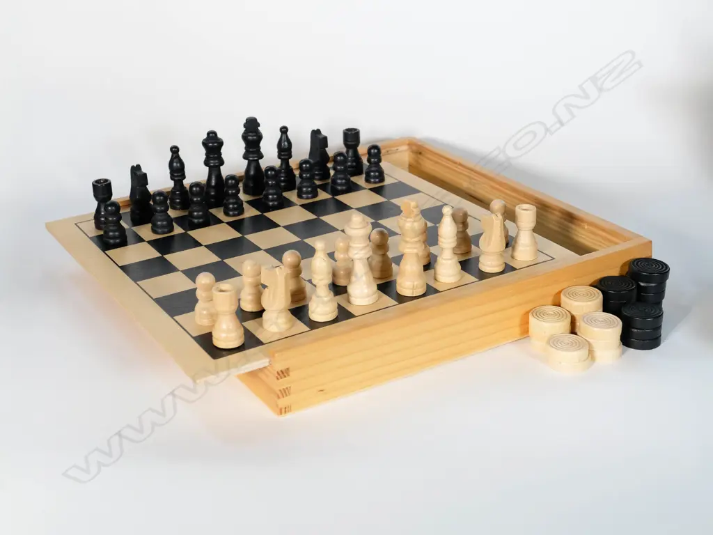 Wooden Chess Set (incl. Draughts Pieces). 290 x 290 x 45mm Image 1++