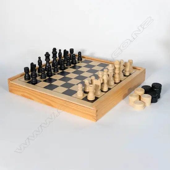 Wooden Chess Set (incl. Draughts Pieces). 290 x 290 x 45mm