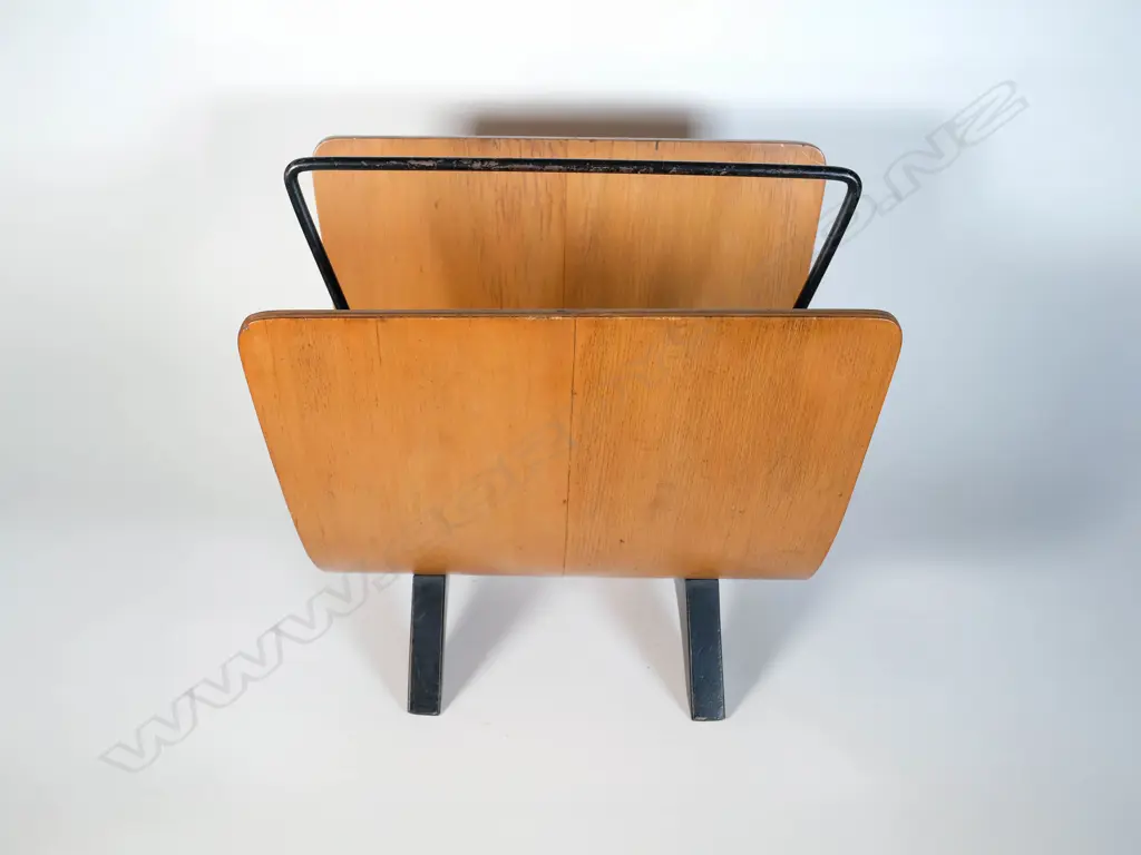 Garth Chester (1916-1968) - Bent Rimu Ply Mid-Century Magazine Rack Image 1++