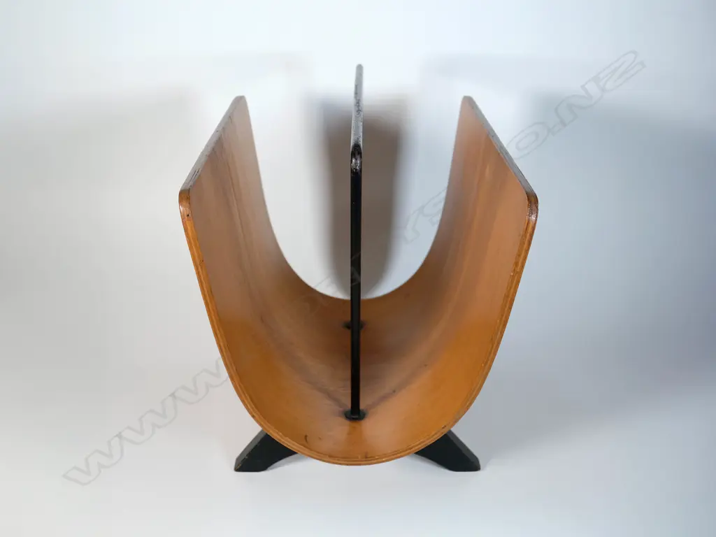 Garth Chester (1916-1968) - Bent Rimu Ply Mid-Century Magazine Rack Image 1++