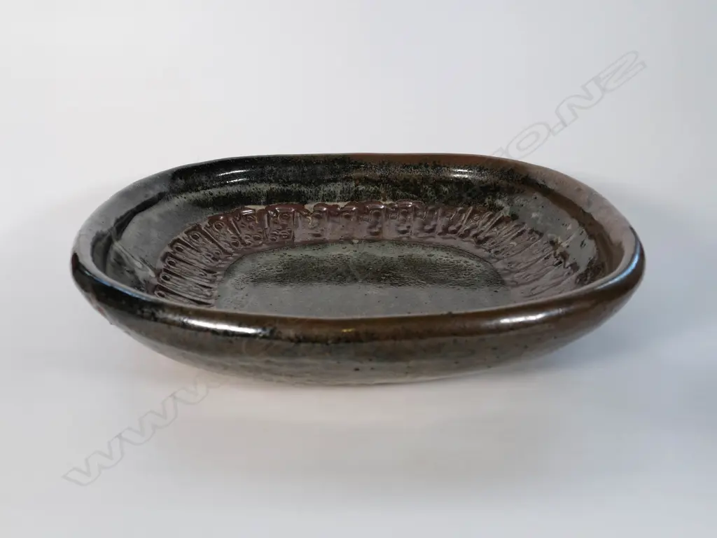 Don Thornley (1936-1989) - Stoneware platter w/ impressed geometric designs Image 1++