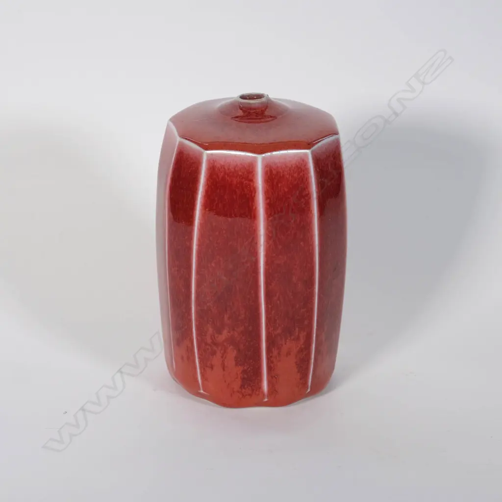 Campbell Hegan (b. 1946) - Faceted sang-de-boeuf vase Image 1++