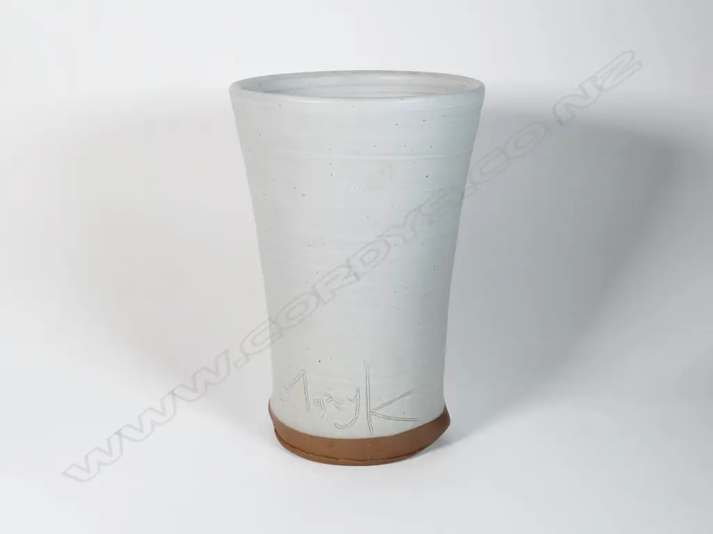 Paul Maseyk (b. 1974) - Vase with prominent 'Maseyk' signature incised Image 1++
