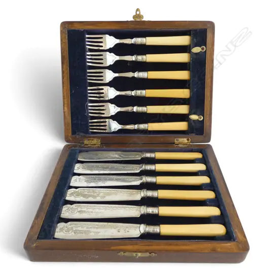 OAK CASED 6 PLACE FISH SET casein handles 