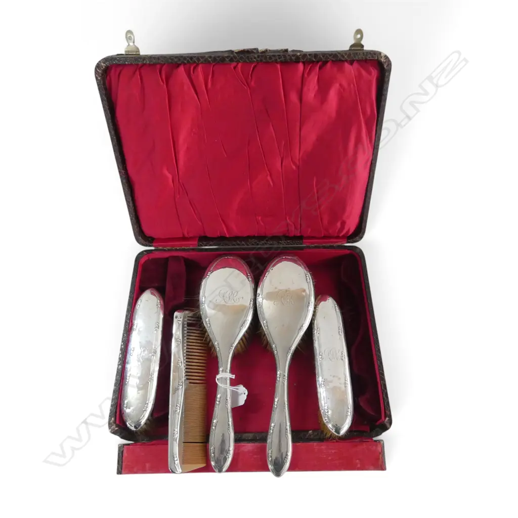 5PC BOXED S/SILVER BRUSH & COMB SET Image 1++