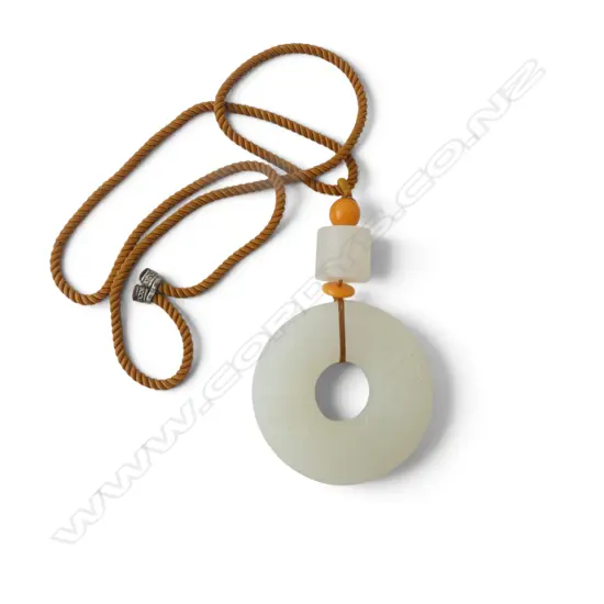 HETIAN JADE PENDANT NECKLACE ACCOMPANIED BY TESTING CERTIFICATE AND ARTIST CERTIFICATE