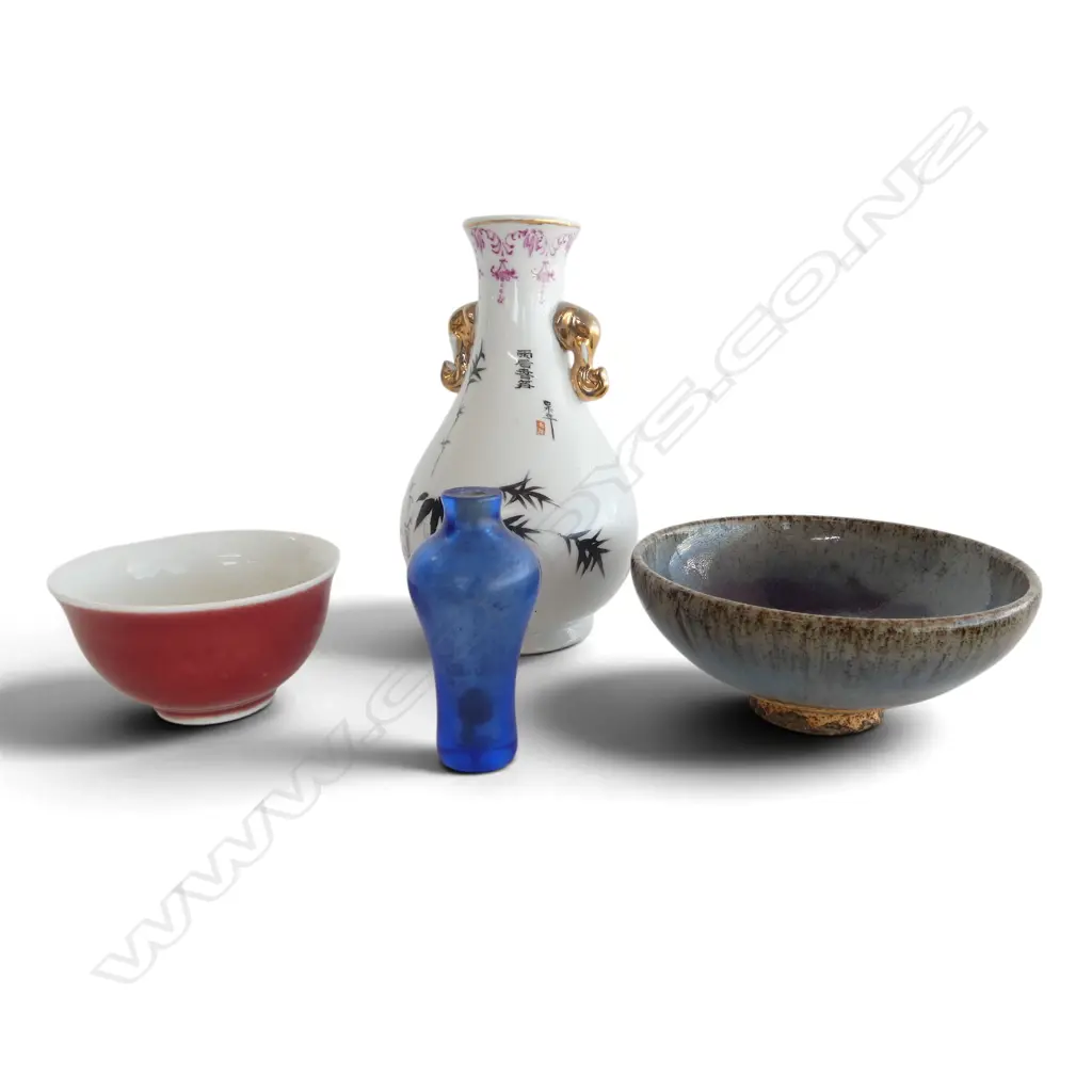 4 ORIENTAL PCES; VASE H.150mm, 2 DISHES, BLUE GLASS VASE Image 1++
