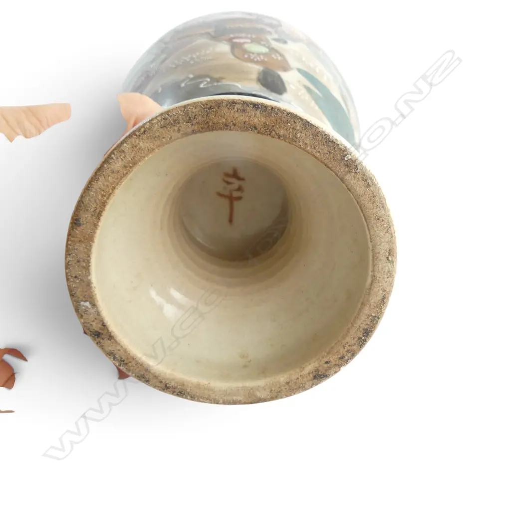 HAND PAINTED JAPANESE SATSUMA CERAMIC VASE WITH TRADITONAL WARRIOR, REPAIR TO RIM, H.400 MM Image 1++