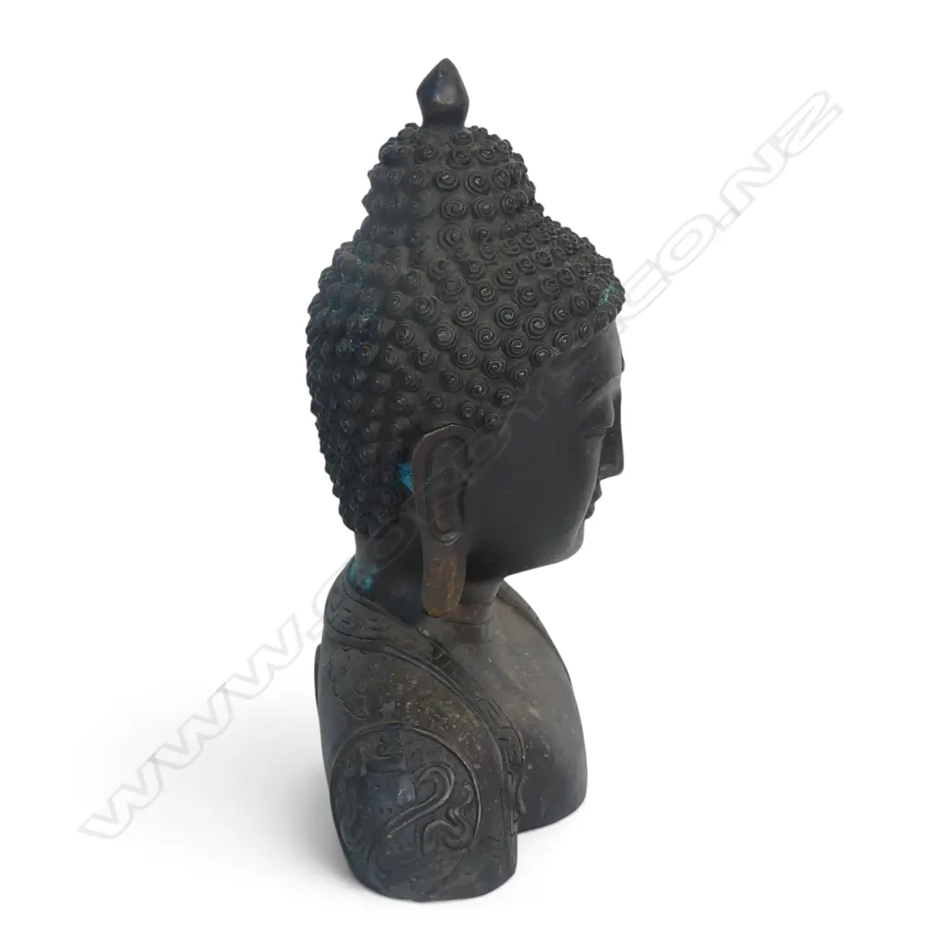 THAI STYLE BRONZED BUST OF CONTEMPLATIVE BUDDHA WITH STYLIZED SPIRAL CURLS, AGED PATINA & VERDIGRIS, 280 X 210MM Image 1++