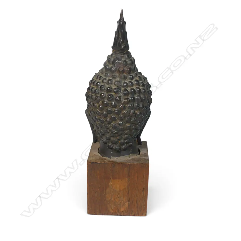 MONTED SOUTHEAST ASIAN BRONZE BUDDHA HEAD WITH TRADITIONAL CURLED HAIR DETAILS ENDING IN A FLAMELIKE SPIRE, 180 X 750MM Image 1++