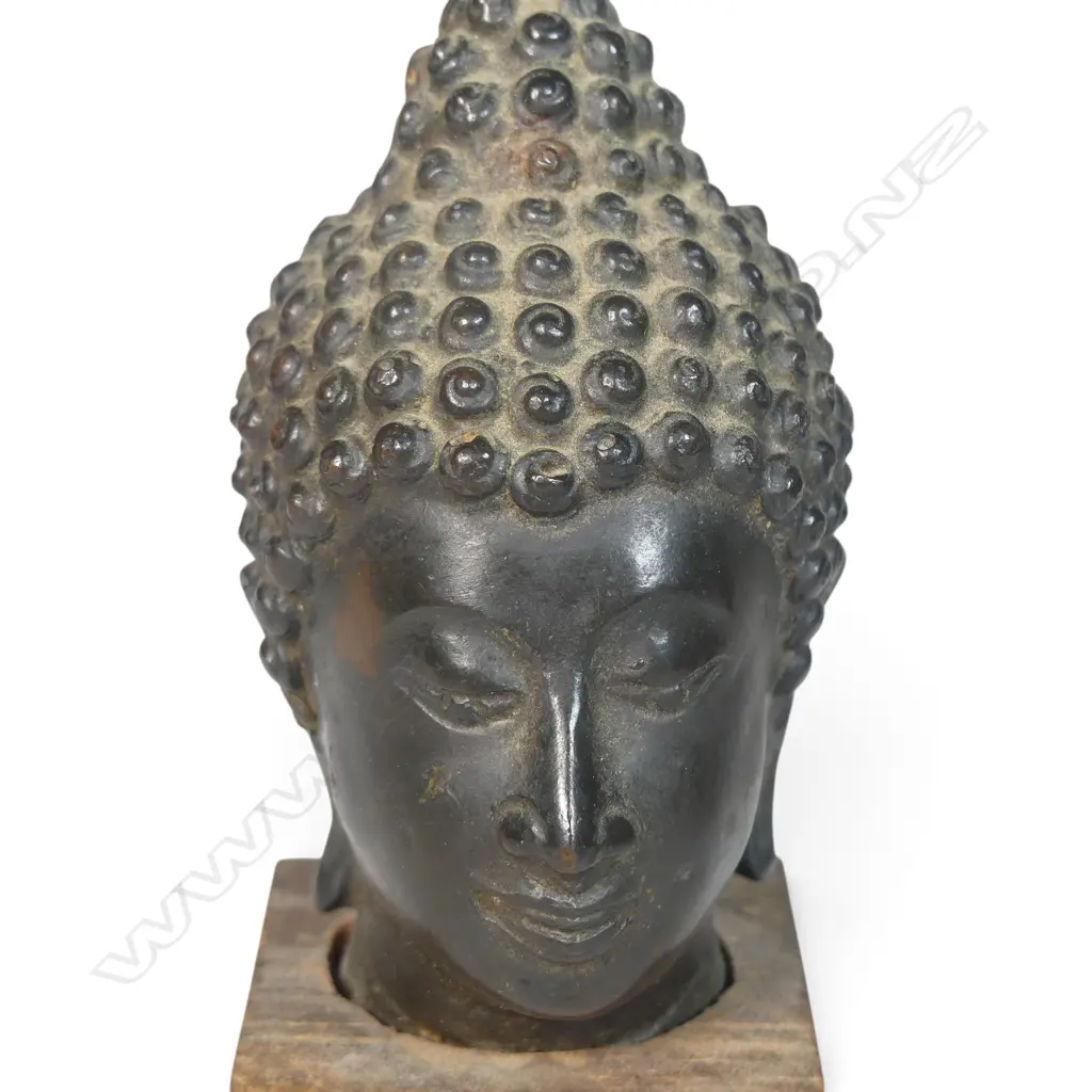 MONTED SOUTHEAST ASIAN BRONZE BUDDHA HEAD WITH TRADITIONAL CURLED HAIR DETAILS ENDING IN A FLAMELIKE SPIRE, 180 X 750MM Image 1++