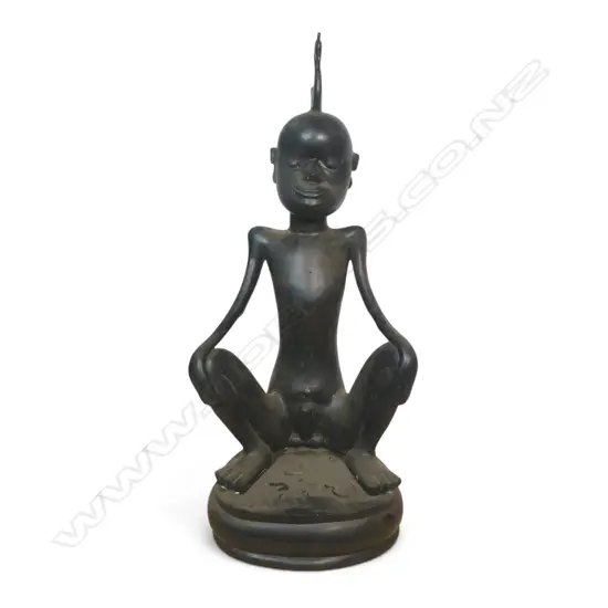 INDONESIAN STYLIZED BRONZE SCULPTURE OF A SEATED MAN (BORNEO), H.530MM