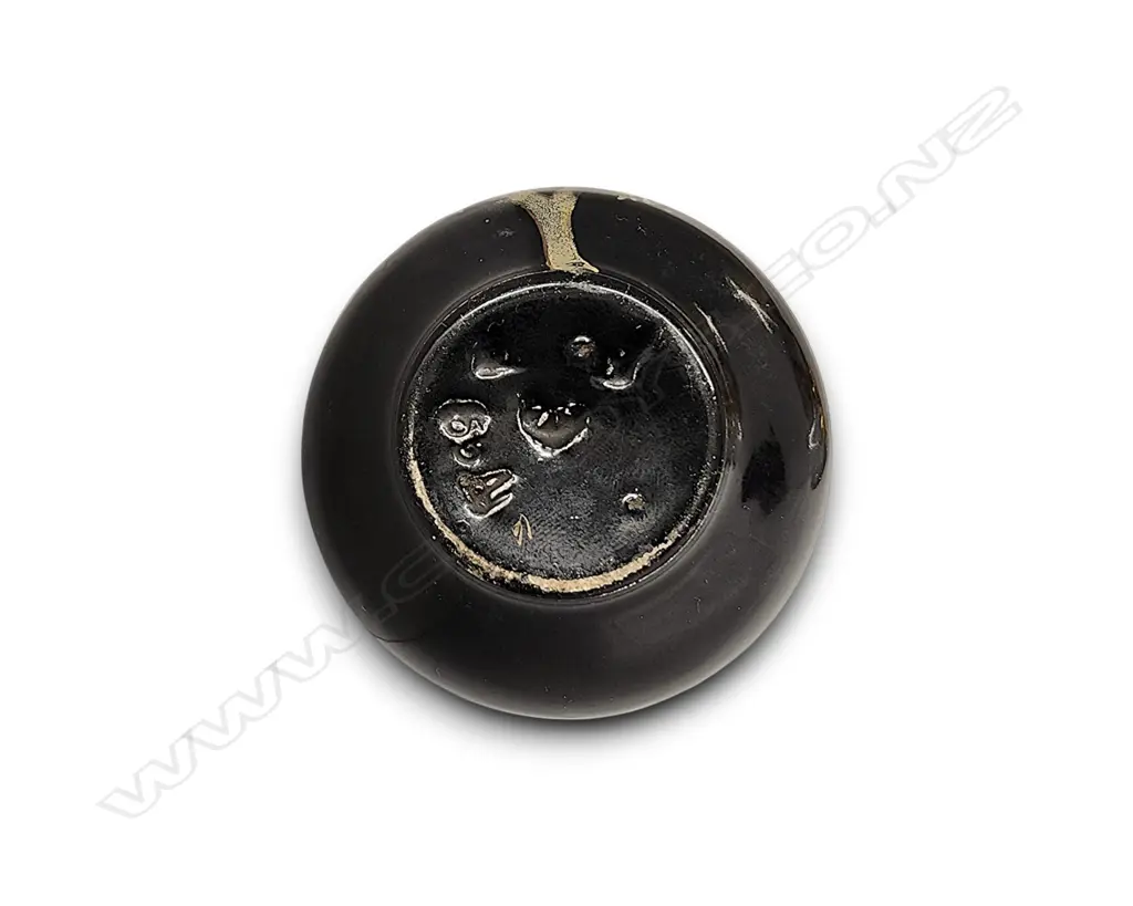 VINTAGE BLACK PORCELAIN VASE FEATURING HAND-PAINTED FLORAL MOTIF Image 1++