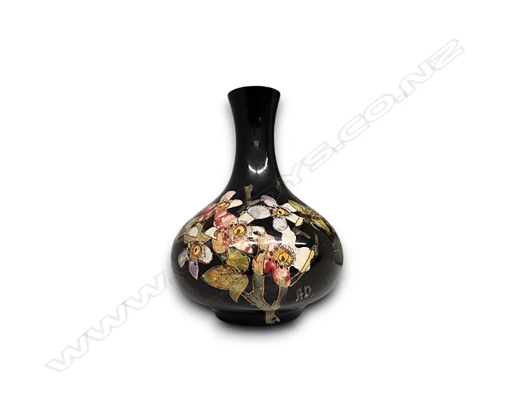 VINTAGE BLACK PORCELAIN VASE FEATURING HAND-PAINTED FLORAL MOTIF Image 1++
