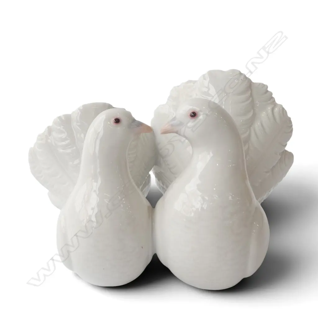 LLADRO 'COUPLE OF DOVES' FIGURINE 120mm (H) Image 1++