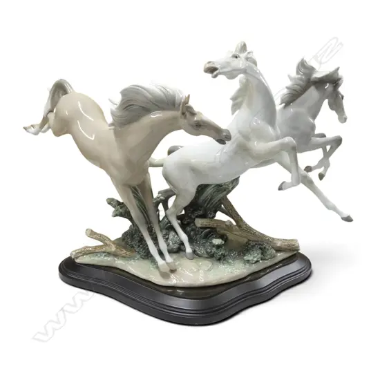 LLADRO 'BORN FREE' LG HORSE GROUP w. stand & box H.420 L.700mm